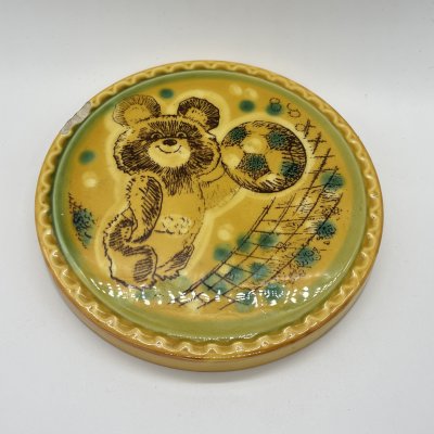 купить Панно настенное "Олимпийский Мишка" тяжелая атлетика, фаянс, деколь, Конаковский фаянсовый завод им. М.И. Калинина (ЗиК Конаково), СССР, 1980 г.