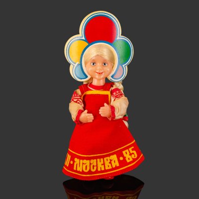 купить Кукла сувенирная "Катюша", автор М. Веременко (талисман 12 Всемирного фестиваля молодежи и студентов в Москве), пластик, текстиль, искусственные волосы, роспись, СССР, 1985 г.