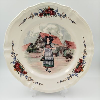 купить Блюдо декоративное с изображением девушки в национальном костюме, фаянс, деколь, Sarreguemines (Саргемин), Франция, 1974-2000 гг.