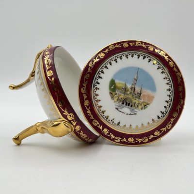 купить Шкатулка на трех ножках "Souvenir de Lourdes" с видами на храмовый комплекс города Лурд, фарфор, деколь, крытье, золочение, Limoges, Франция, 1960-1980 гг.