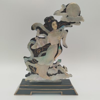 купить Статуэтка "Красавица Чанъэ и лунный заяц" ("Богиня Луны"), папье-маше, лак, перламутр, роспись, Китай, 1970-1990 гг.