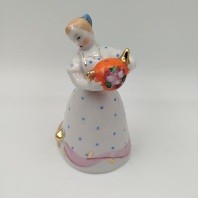 купить Статуэтка "Девушка с чайником" ("Семейное чаепитие"), автор Н. А. Малышева, фарфор, роспись, золочение, Дулевский фарфоровый завод (Дулёво), СССР, 1968-1991 гг.