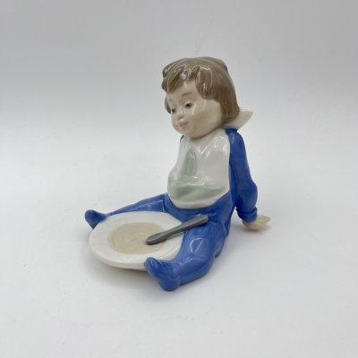 купить Статуэтка "Мальчик с тарелкой", фарфор, роспись, NAO Porcelain, Испания, 1988-2000 гг.