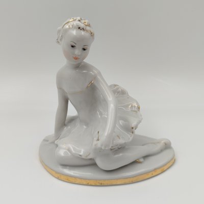 купить Статуэтка "Юная балерина Машенька", скульптор С.Б. Велихова, фарфор, золочение, роспись, Ленинградский фарфоровый завод (ЛФЗ), СССР, 1970-1986 гг.