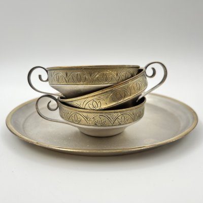 купить Набор из 3-х кофейных чашек на подносе, мНЦ (медь-никель-цинк), золочение, Артель «Московский ювелир», СССР, 1973 г.