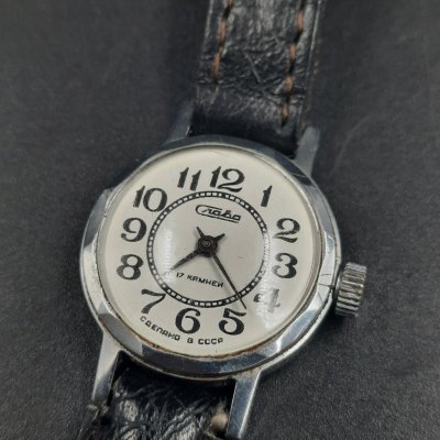 купить Часы женские наручные "Слава", металл, стекло, кожа, Второй Московский часовой завод «Слава», СССР, 1970-1990 гг.
