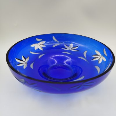 купить Фруктовница синего цвета с растительным декором, на низкой ножке, цветное стекло, СССР, 1960-1990 гг.