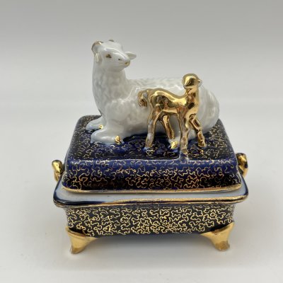 купить Шкатулка "Овца с ягненком", скульптор Сотников Алексей Георгиевич, художник Леонов Петр Васильевич, фарфор, кобальт, золочение, Дулевский фарфоровый завод (Дулёво), СССР, 1956 г.