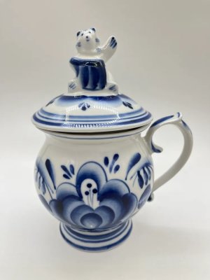 купить Кружка, украшенная цветочным декором, фарфор, роспись, Объединение «Гжель», Россия, 2010 г.