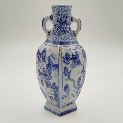 купить Вазочка с боковыми ручками, украшенная пейзажем с пагодами, фарфор, роспись, Китай, 1970-1990 гг.