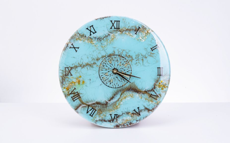 купить Часы настенные "Бирюзовый срез", авторская ручная работа в технике Resin Art, Глянцевое 3D покрытие, металл, Россия, 2021 г.