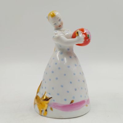 купить Статуэтка "Девушка с чайником" ("Семейное чаепитие"), автор Н.А. Малышева, фарфор, роспись, золочение, Дулевский фарфоровый завод (Дулёво), СССР, 1969 г.