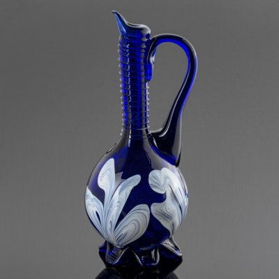 купить Кувшин оригинальной формы с цветочным декором в сине-белой гамме, стекло, кобальтовое стекло, роспись, Стекольный завод «Красный май», СССР, 1960-1980 гг.