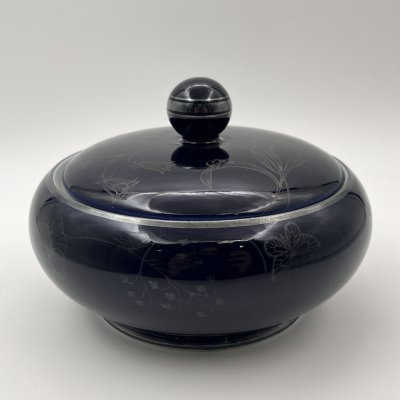 купить Шкатулка (бонбоньерка) кобальтого оттенка, украшенная изображением цветов и бабочек, Lettin, фарфор, крытье кобальтом, деколь, Германия, 1927-1945 гг.