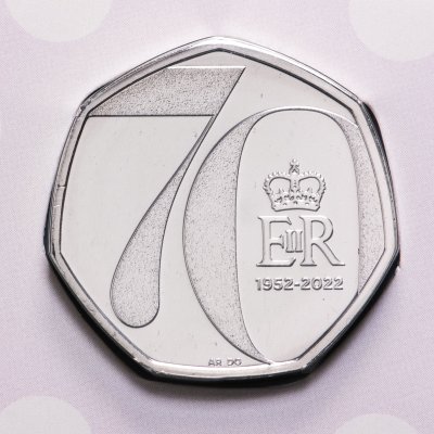 купить Великобритания 50 пенсов 2022 "70 лет вступлению на престол Королевы Елизаветы II" в буклете