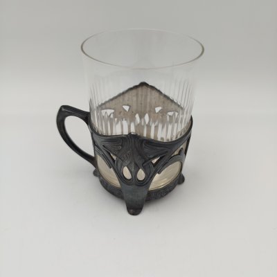 купить Подстаканник в стиле модерн с прорезным туловом и растительным декором (в комплекте со стаканом с геометрическим декором), металл, серебрение, стекло, Plewkiewicz & Co. (Фабрика Романа Плевкевича), Царство Польское, 1886-1914 гг.