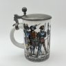 Купить Кружка пивная с крышкой, украшенная изображением средневековых рыцарей, фарфор, деколь, крышка - сплав металлов, Германия, 1970-1990 гг.