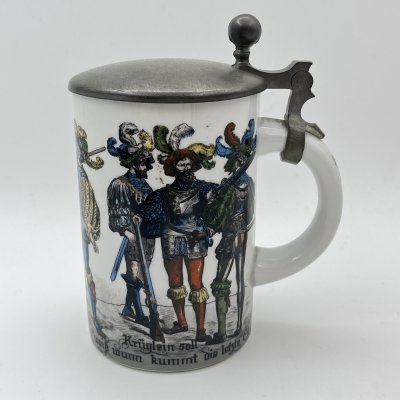 купить Кружка пивная с крышкой, украшенная изображением средневековых рыцарей, фарфор, деколь, крышка - сплав металлов, Германия, 1970-1990 гг.
