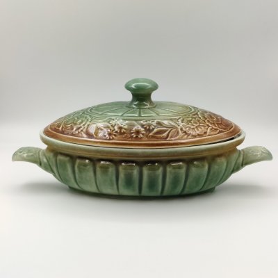 купить Террина (для подачи горячих блюд), украшенная рельефным цветочным декором, фаянс, глазурь, Европа, 1980-2000 гг.