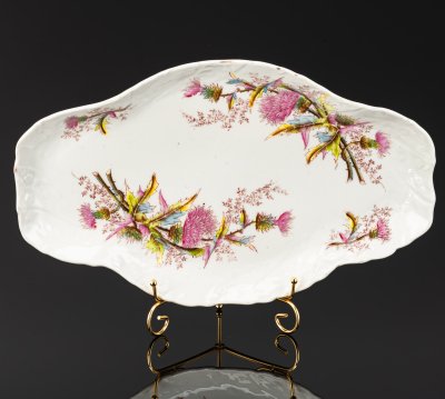 купить Блюдо крестообразной формы с декором в виде чертополоха, фарфор, деколь, роспись, золочение, Российская империя, 1890-1917 гг.