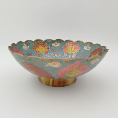 купить Ваза (конфетница) с изображением павлина, украшенная экзотическим растительным декором, латунь, эмаль, золочение, Индия, 1960-1980 гг.