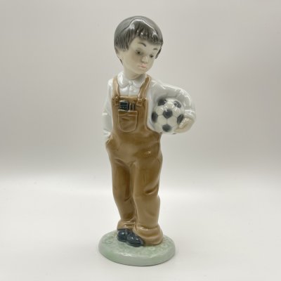 купить Статуэтка "Мальчик с футбольным мячом", фарфор, роспись, NAO Porcelain, Испания, 1988-2000 гг.
