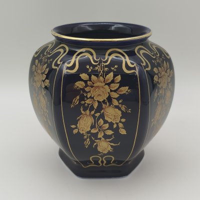 купить Ваза шестиугольной формы, украшенная цветочным декором, фарфор, деколь, крытье кобальтом, золочение, Bareuther & Co., Bavaria, Германия, 1980-1990 гг.