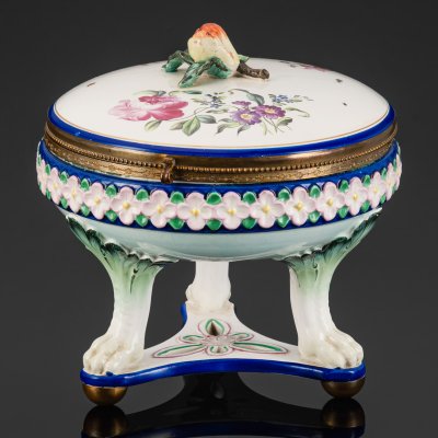 купить Шкатулка (бонбоньерка, конфетница с крышкой) в стиле эпохи Грюндерцайт, на трех львиных лапах, с крышкой, украшенной цветами и хватком в виде груши, фаянс, роспись, латунная окантовка, золочение, Германия, 1870-1900 гг.
