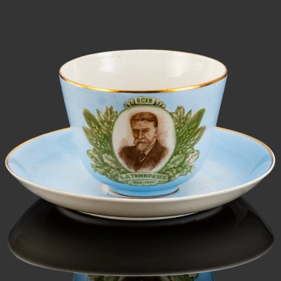 купить Чайная пара "ВСХВ. К.А. Тимирязев 1843-1920", фарфор, крытье, золочение, деколь с подрисовкой, Дулевский фарфоровый завод (Дулёво), СССР, 1954 г.