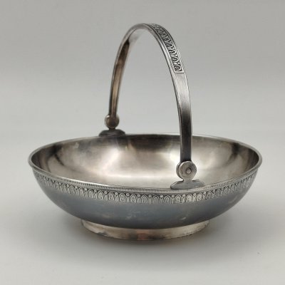 купить Вазочка (орешница) с ручкой и орнаментом вдоль бортика, мельхиор (медь-никель), серебрение, Московский завод ювелирных и металлических изделий (МЮЗ), СССР, 1960-1970 гг.