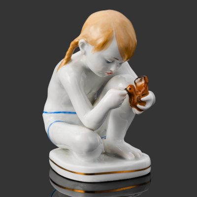 купить Статуэтка "Юный скульптор" ("Девочка с голубем"), скульптор Столбова Г.С., художник Лупанова Е.Н., фарфор, роспись надглазурная, золочение, Ленинградский фарфоровый завод (ЛФЗ), СССР, 1950-1960 гг.