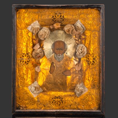 купить Икона "Св. Николай Чудотворец" в окладе с цветочным декором и в киоте, дерево, темпера, металл, дерево, бумага, стекло, Российская империя, 1890-1915 гг.