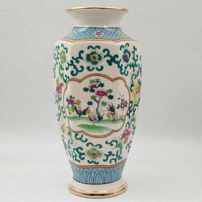 купить Ваза шестигранной формы, украшенная растительным декором и петухами в резерве, фарфор, деколь, золочение, Китай, 1960-1980 гг.