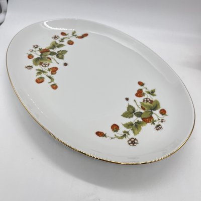 купить Блюдо овальное "Клубника и божьи коровки", фарфор, деколь, золочение, Graf Von Henneberg Porzellan, 1777 Jlmenau, ГДР, 1973-1977 гг.