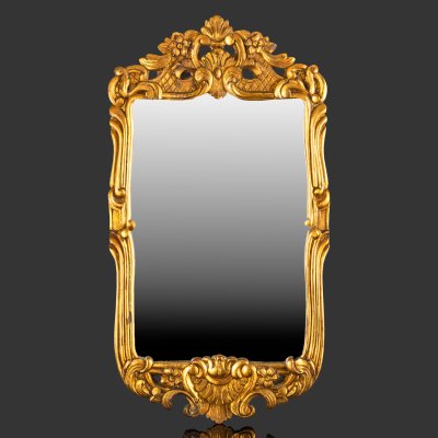 купить Зеркало настенное, обрамленное в раму золотистого цвета с рокайльными элементами, дерево, резьба, зеркальное полотно, Европа, 1950-1970 гг.