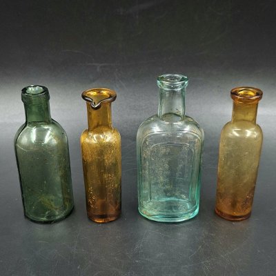 купить Набор из четырех флаконов различных форм и цветов, цветное стекло, Россия, 1900-1940 гг.