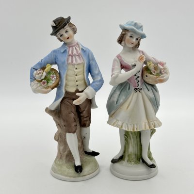 купить Статуэтки парные "Юноша и девушка с цветами", фарфор, роспись, Европа, 1980-2000 гг.