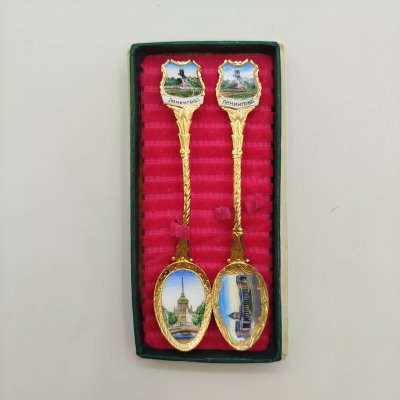 купить Набор сувенирный из 2 ложек с видами Ленинграда, металл, эмаль, картон, ткань, СССР, 1980-1990 гг.
