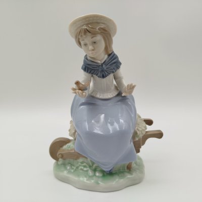 Купить Статуэтка "Девочка с птичкой", фарфор, роспись, NAO Porcelain, Испания, 1970-1990 гг.