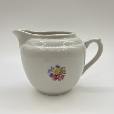 купить Молочник, украшенный цветочным декором, фарфор, деколь, Дмитровский фарфоровый завод (ДФЗ Вербилки), СССР, 1953-1965 гг.