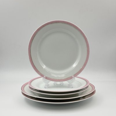 купить Набор из пяти тарелок с кантом розового цвета (2 обеденные и 3 закусочные), фарфор, крытье, золочение, Товарищество М.С. Кузнецова, Российская империя, 1891-1917 гг.