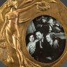 Купить Рамка для фотографии округлой формы в стиле модерн, декорирована рельефным изображением девушки с лавровым венком в руках, латунь, Западная Европа, 1920-1930 гг.