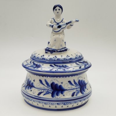 купить Шкатулка "Гитаристка", автор формы С.М. Симонов, ис. Петрова, фарфор, роспись, Объединение «Гжель», Россия, 1986-2010 гг.