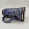 Купить Пивная кружка с крышкой, декорированная трактирной сценкой, керамика, рельеф, золочение, Marzi & Remy, Германия, 1964-1990 гг.