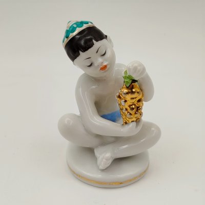 купить Статуэтка "Мальчик с виноградом" из серии "Счастливое детство", скульптор Г.С. Столбова, художник Е.Н. Лупанова, фарфор, роспись, золочение, Ленинградский фарфоровый завод (ЛФЗ), СССР, 1950-1960 гг.