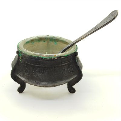купить Солонка с цветочным орнаментом и миниатюрной ложечкой, мельхиор (медь-никель), стекло, Мстерская художественная фабрика «Ювелир», СССР, 1960-1980 гг.