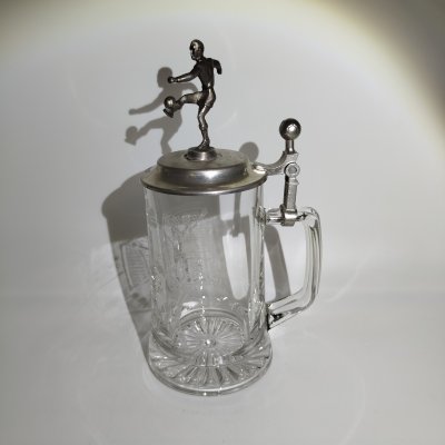купить Кружка пивная "Футболист" с крышкой в виде игрока, стекло, деколь, сплав металлов, Европа, 1990-2010 гг.