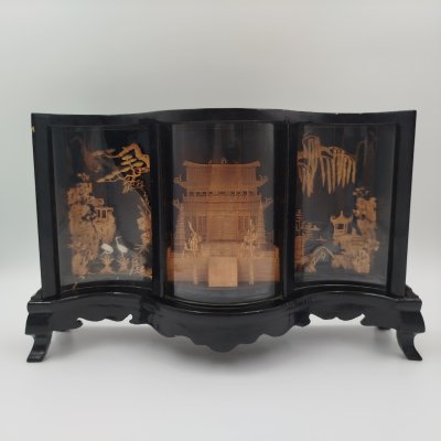 купить Панно декоративное (диорама) в виде триптиха с изображением пагоды в центральной части и пейзажа по бокам, дерево, пробковое дерево, резьба, лак, стекло, Китай, 1950-1970 гг.