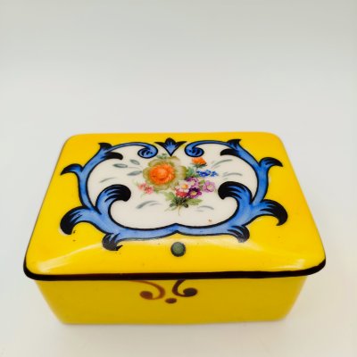 купить Шкатулка прямоугольной формы, украшенная цветочным декором, Bihl, фарфор, деколь с подрисовкой, крытье, Чехословакия, 1920-1940 гг.