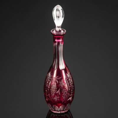 купить Штоф рубинового оттенка, декорированный гроздьями винограда, хрусталь, нацвет, алмазная грань, матирование, Германия, 1970-1990 гг.